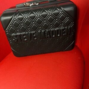 Steve Madden suitcase, black, compact, durable.Great for travel.